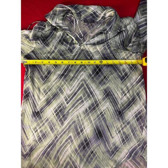 Vince Camuto Women’s Sheer Blouse Green Geometric Print Long Sleeve Size XS - Picture 6 of 7